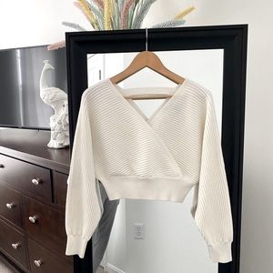 Forever 21 White Cropped Sweater Small